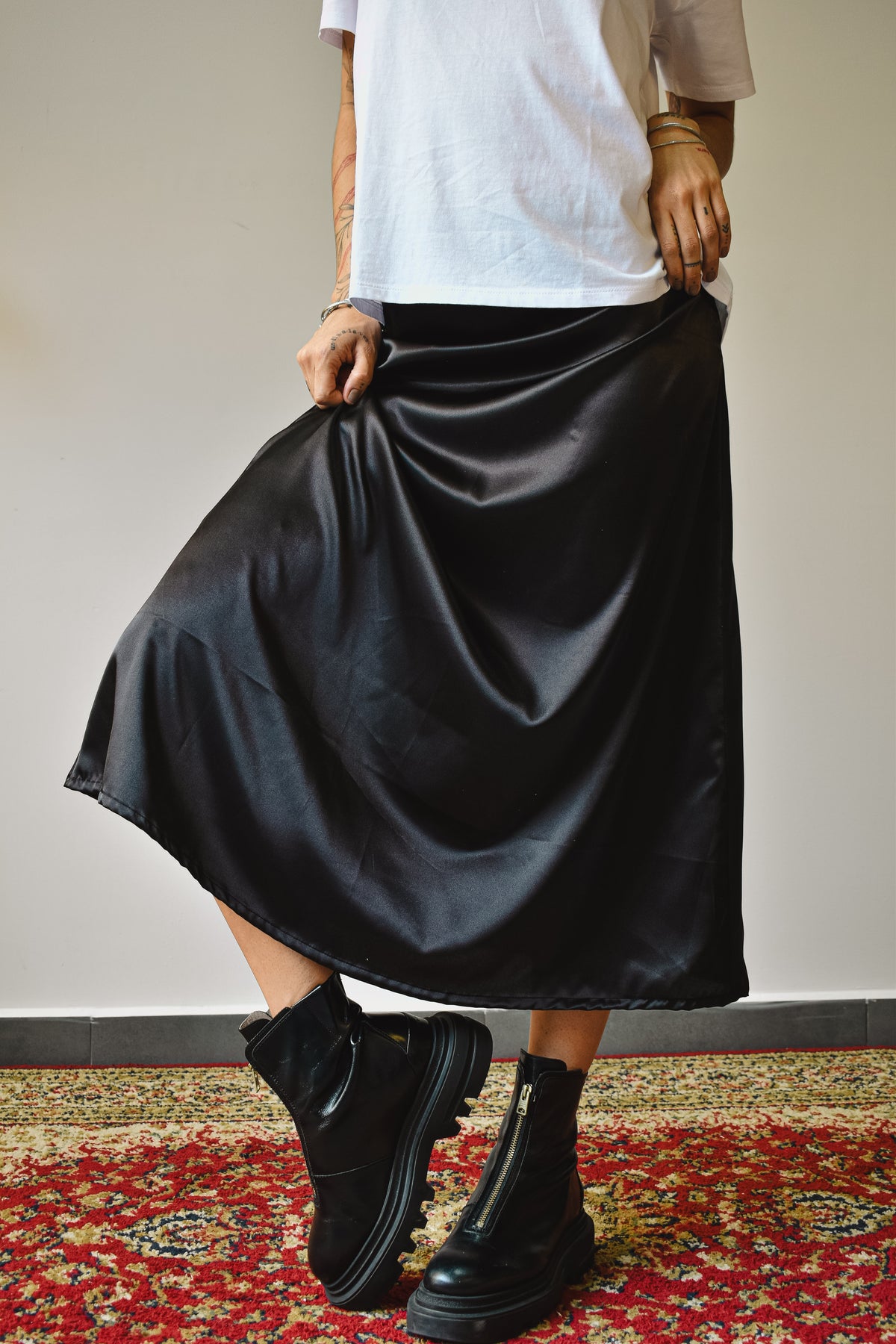 Falda satín negra