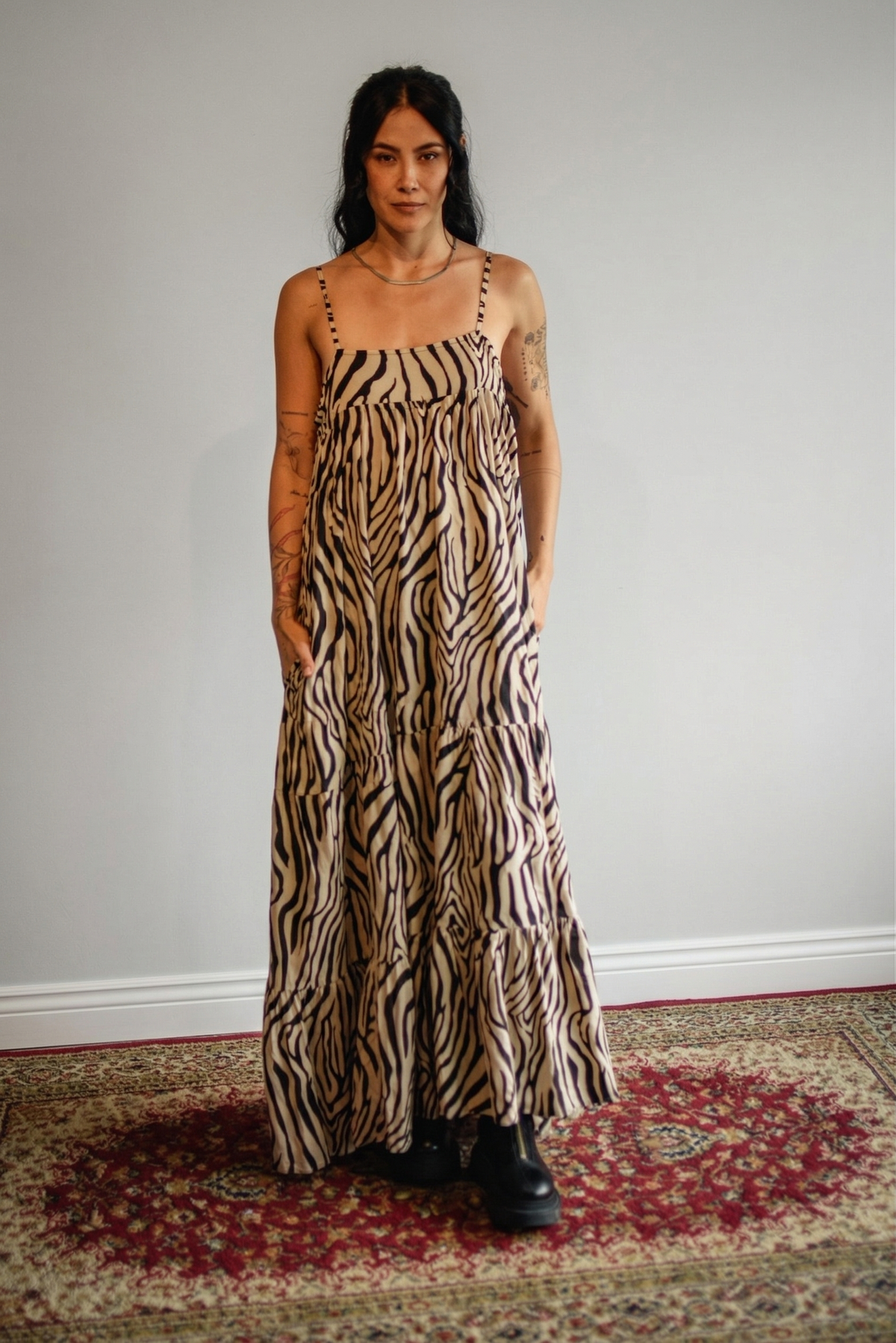 ikironka-vestido-cebra-cafe-mujer-modelo.jpg